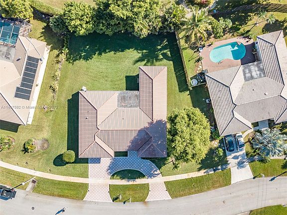 5th image of 382 Harbor Ct