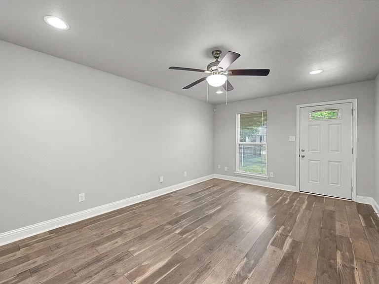 438 Sabine Ave — Photo 7
