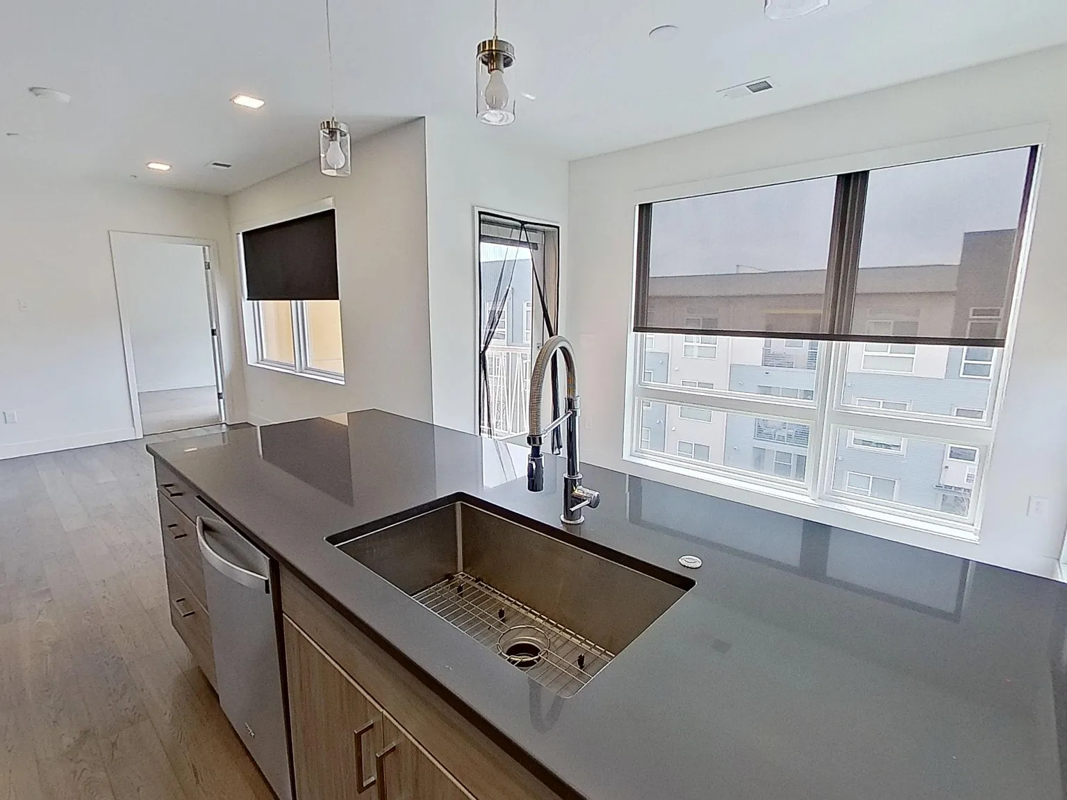 2 bed, 1039 sqft, $2,500 — Photo 3