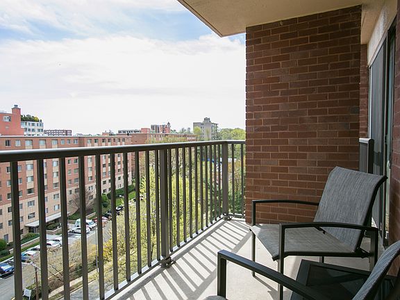 4th image of 1300 Army Navy Dr APT 818