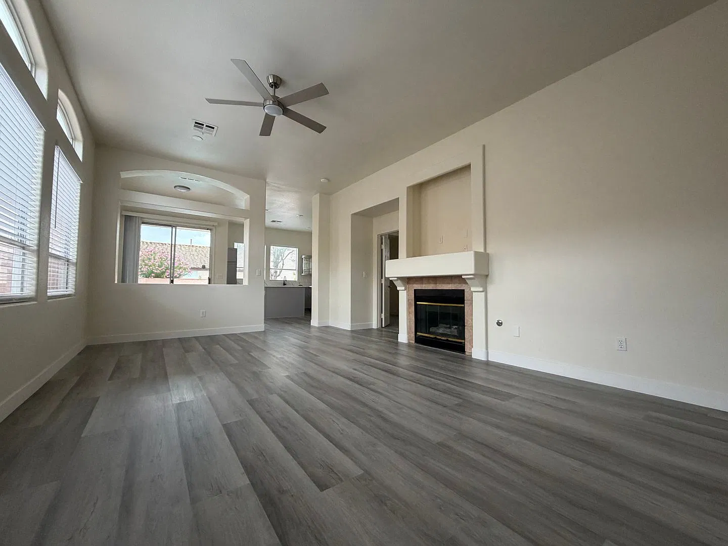 Beautiful 3 bedroom 2 bathroom home with Pool! — Photo 3