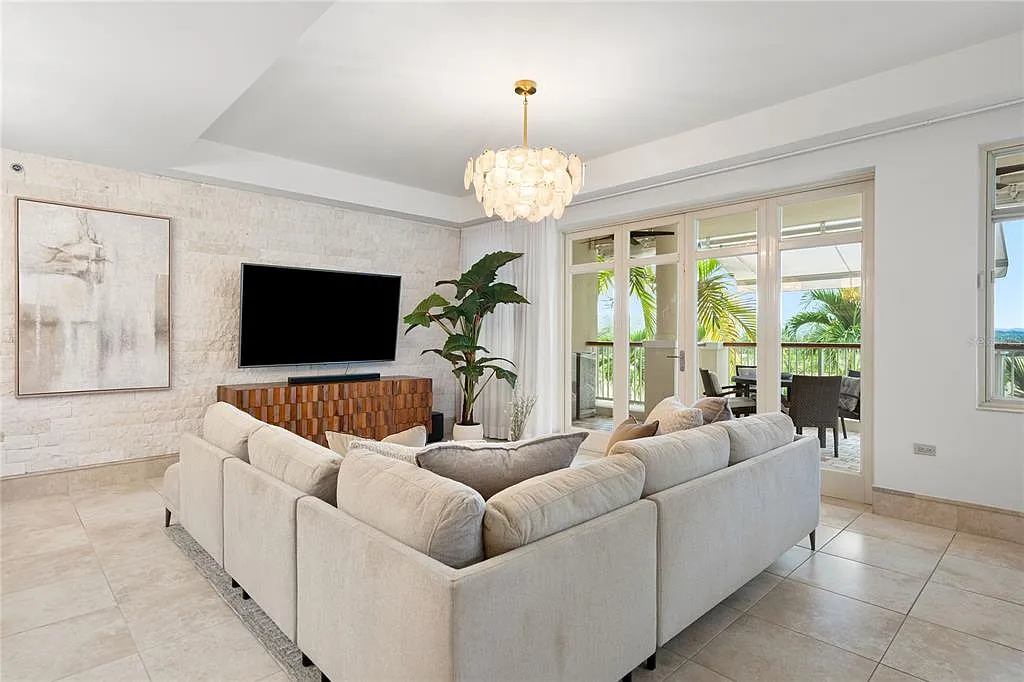 3 bed, 3.5 bath, 2338 sqft, $23,000 — Photo 3