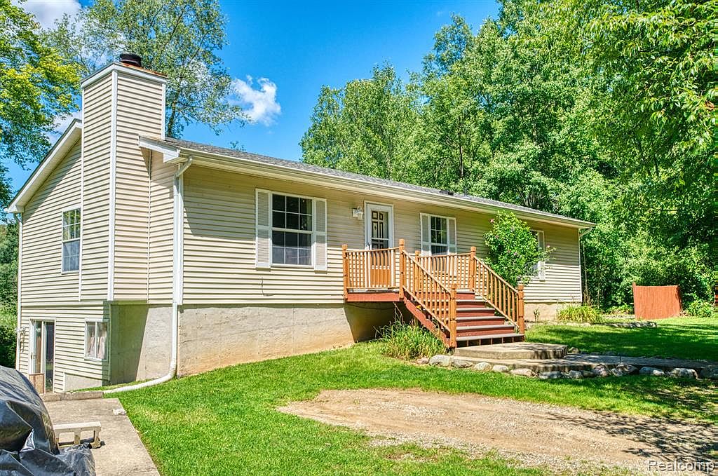 379 Rush Lake Rd, Pinckney, MI 48169 Zillow
