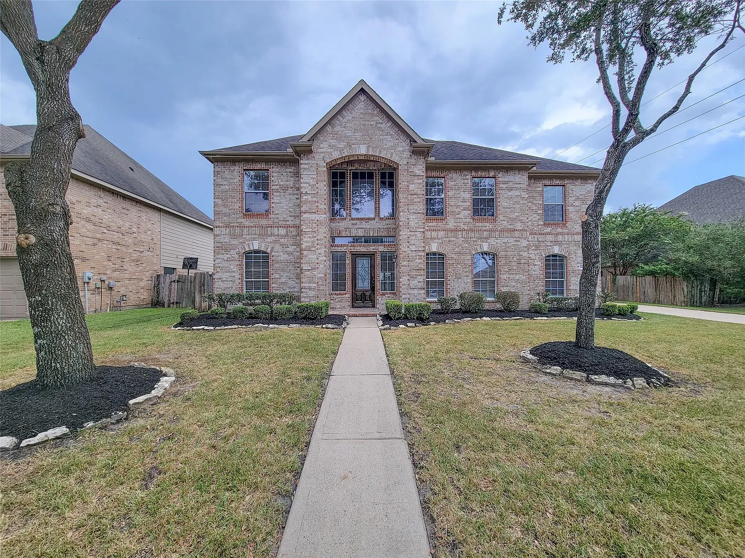 5 bed, 3.5 bath, 4322 sqft, $3,300 — Photo 1