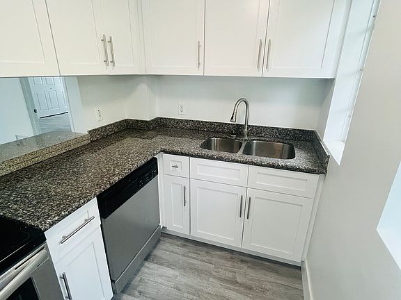 4th image of 952 Bay Dr #5