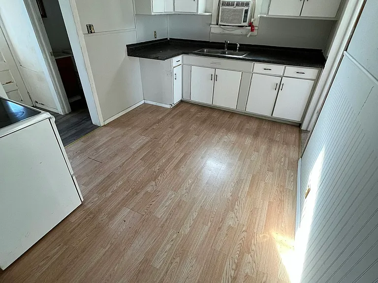 109 E Jackson St — Photo 11