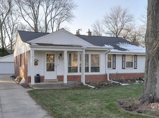 7525 N Seneca Rd, Fox Pt, WI 53217