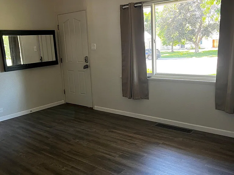 3035 S Clermont Dr — Photo 9