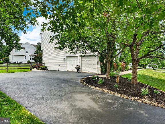 4th image of 1315 Jamestown Dr