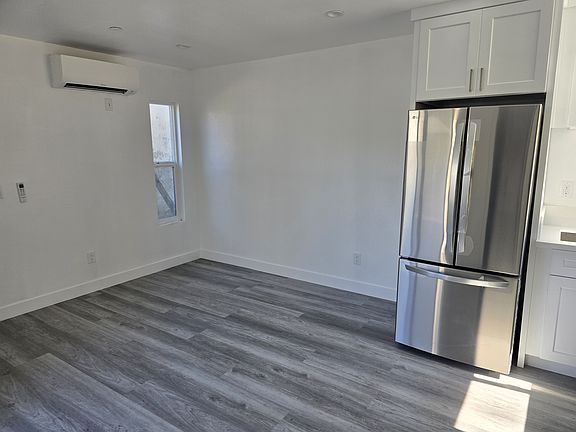 4th image of 3070 W 39th St