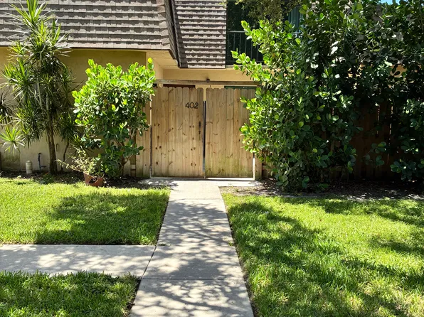 402 Waterview Dr, Palm Springs, FL 33461