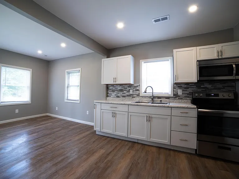 2511 N Baker Ave — Photo 4