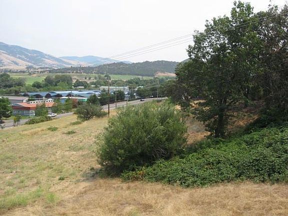 5th image of 30 Knoll Crest Dr