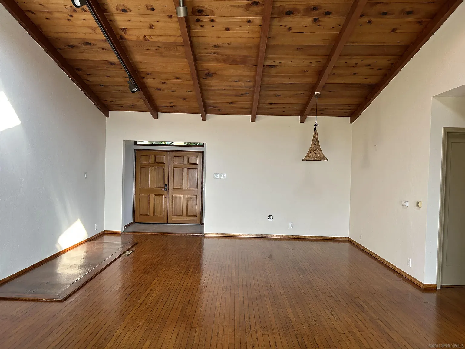 3 bed, 2.0 bath, 1250 sqft, $7,500 — Photo 3