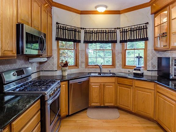 3rd image of 21566 Greenfield Pl