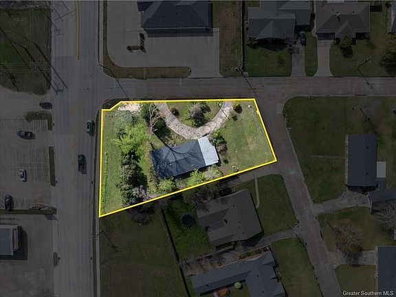 3rd image of 1401 Forest Ln