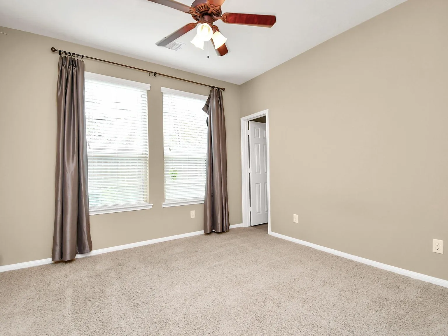 3 bed, 3.5 bath, 2044 sqft, $2,500 — Photo 3