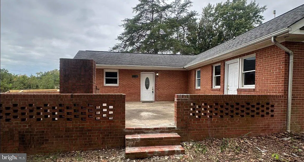 4 bed, 2.0 bath, 2756 sqft, $2,400 — Photo 2