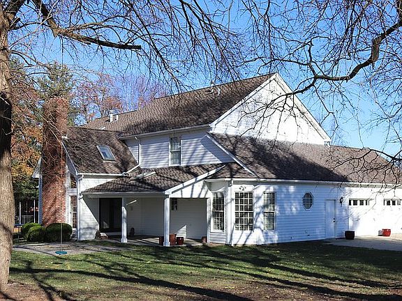 3rd image of 19 Willow Creek Dr