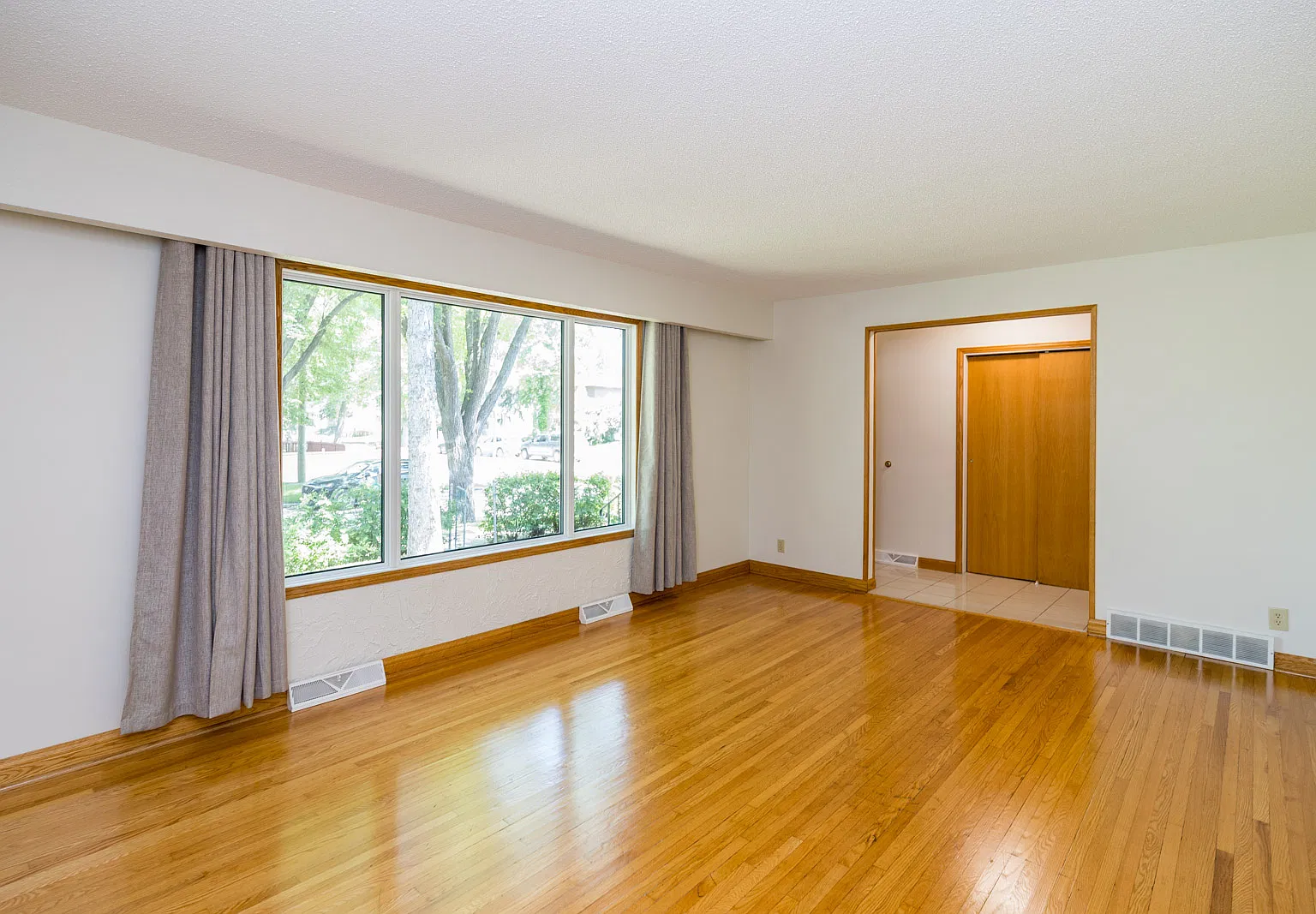 1062 Beach Avenue - 1062 — Photo 1