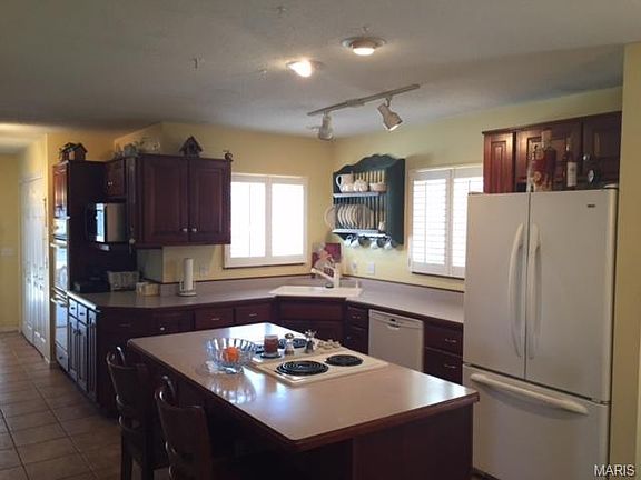 4th image of 860 Whitcomb Woods Dr
