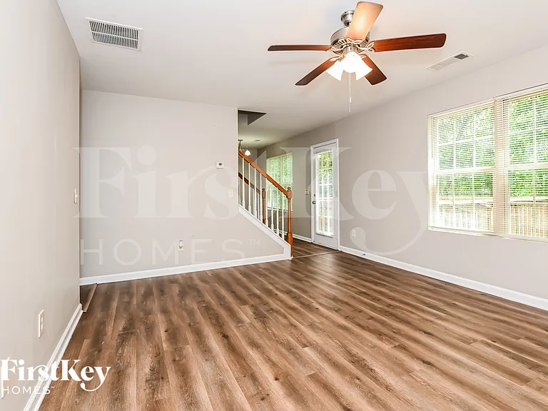 380 Pine Tree Dr — Photo 4