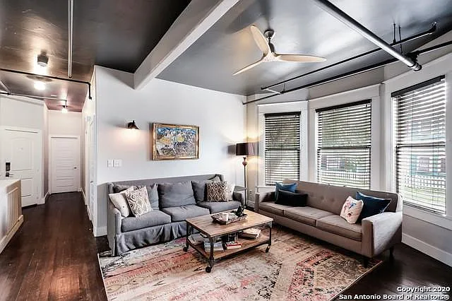 201 E Courtland Pl — Photo 3
