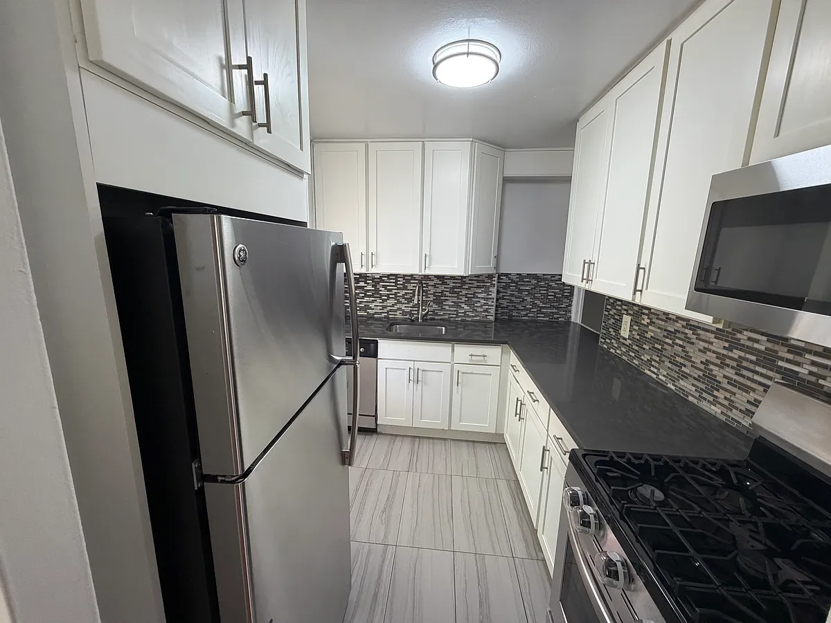 Building Photo - 71st Cres