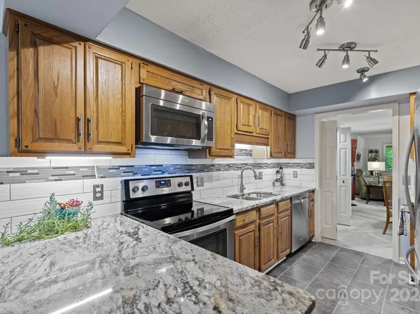 114 Live Oak Ln, Hendersonville, NC 28791