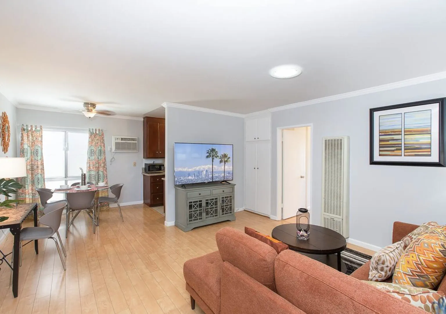 Central and Stylish 2 BDRM Apt in Central West Hollywood — Photo 3