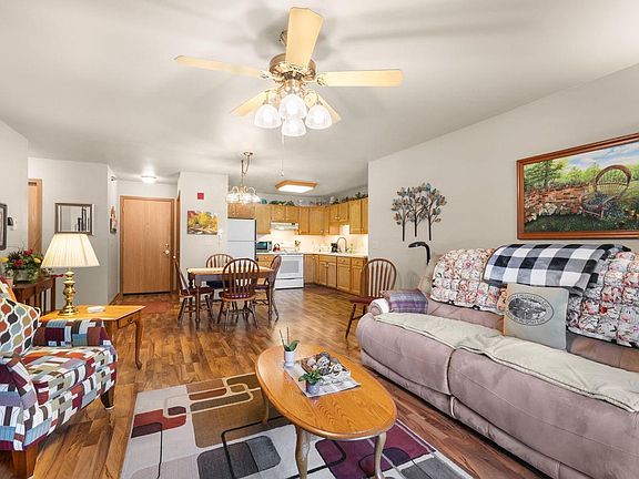 4th image of 715 CANTERBERRY COURT #101