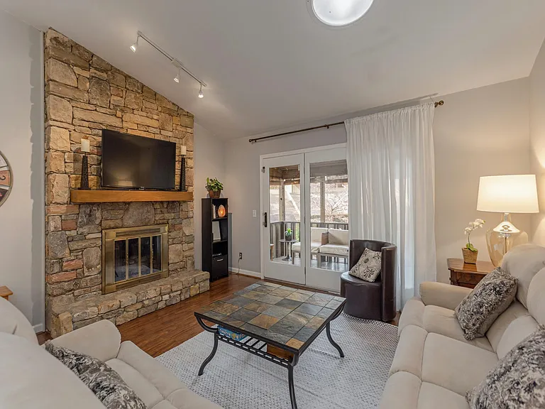 205 N Scarlet Oak Ln — Photo 2