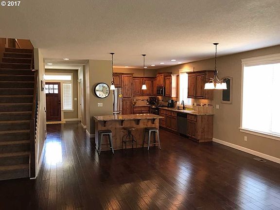 4th image of 2614 NE Hawthorne Cir