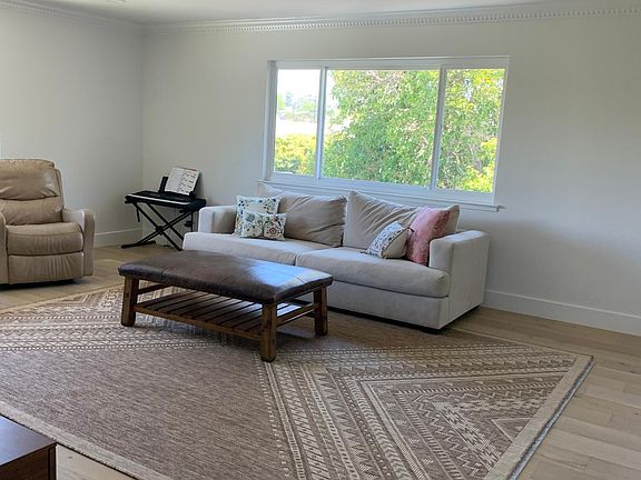 2nd image of 909 Capuchino Ave