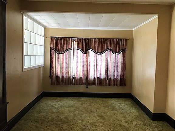 3rd image of 615 Valley Dr