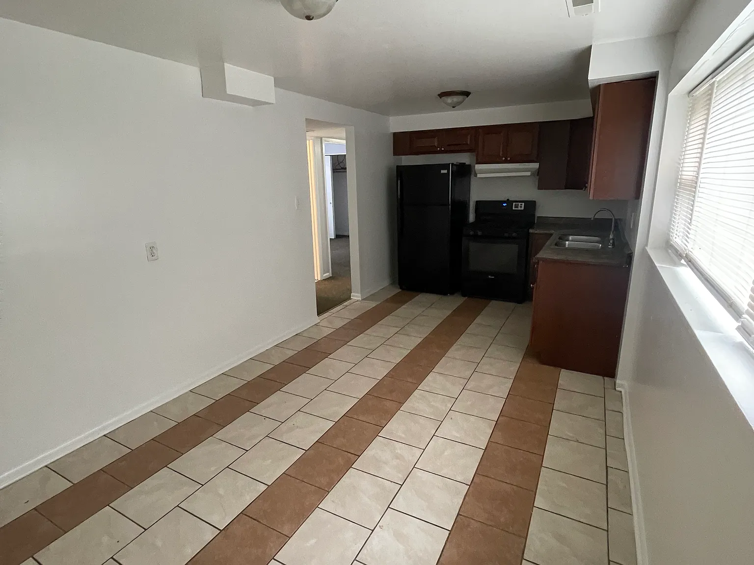 2 bed, 1000 sqft, $1,250 — Photo 2