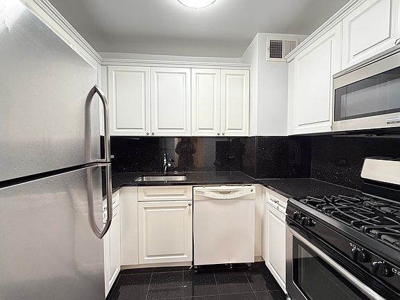 4th image of 305 E 86th St #12TE
