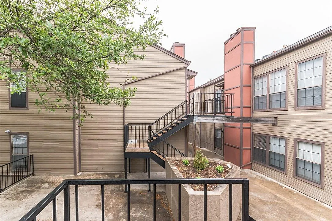 706 W 24th St — Photo 3