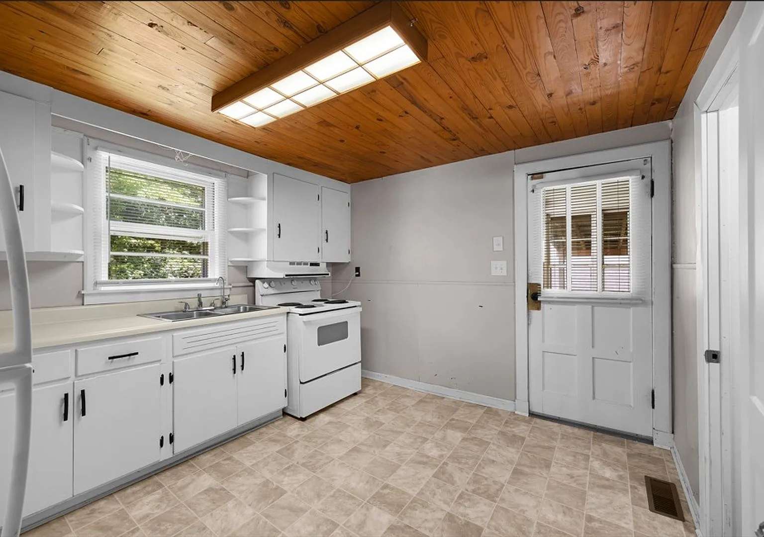 Family Friendly 2-bedroom Home — Photo 3