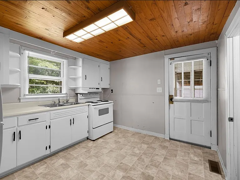 20 Webber St — Photo 3