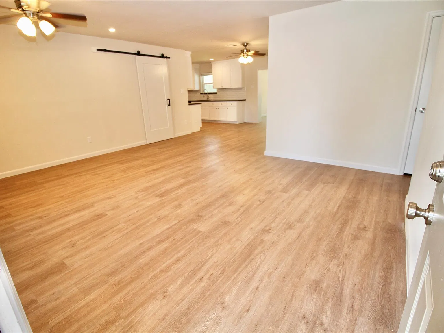 3 bed, 2.0 bath, 1625 sqft, $2,400 — Photo 2
