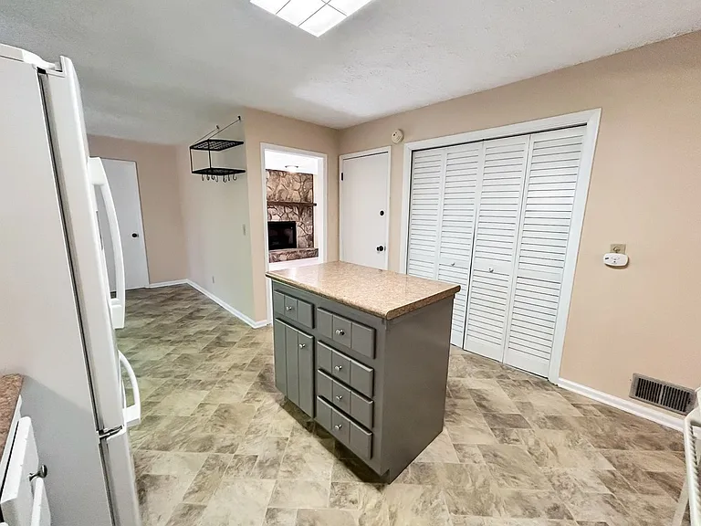 2491 Annandale Dr — Photo 10