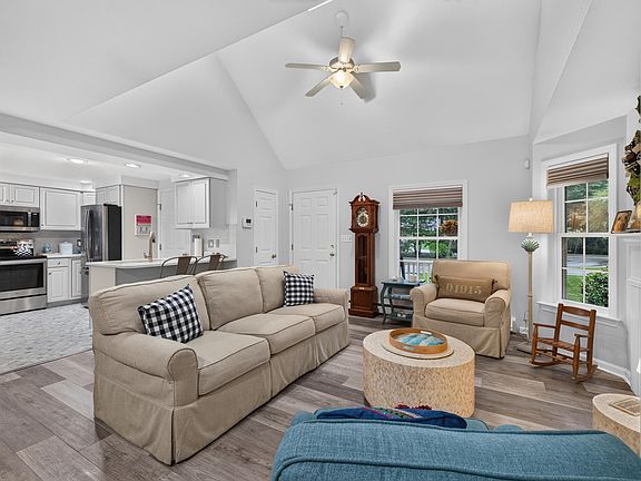 4th image of 17 Cambridge Court #17