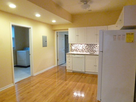 5th image of 2836 N Maplewood Ave #102
