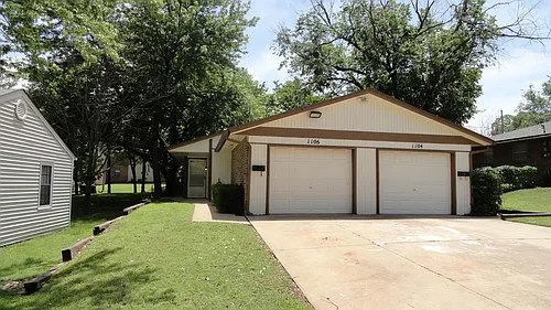 1104 E Edwards St Photo 1
