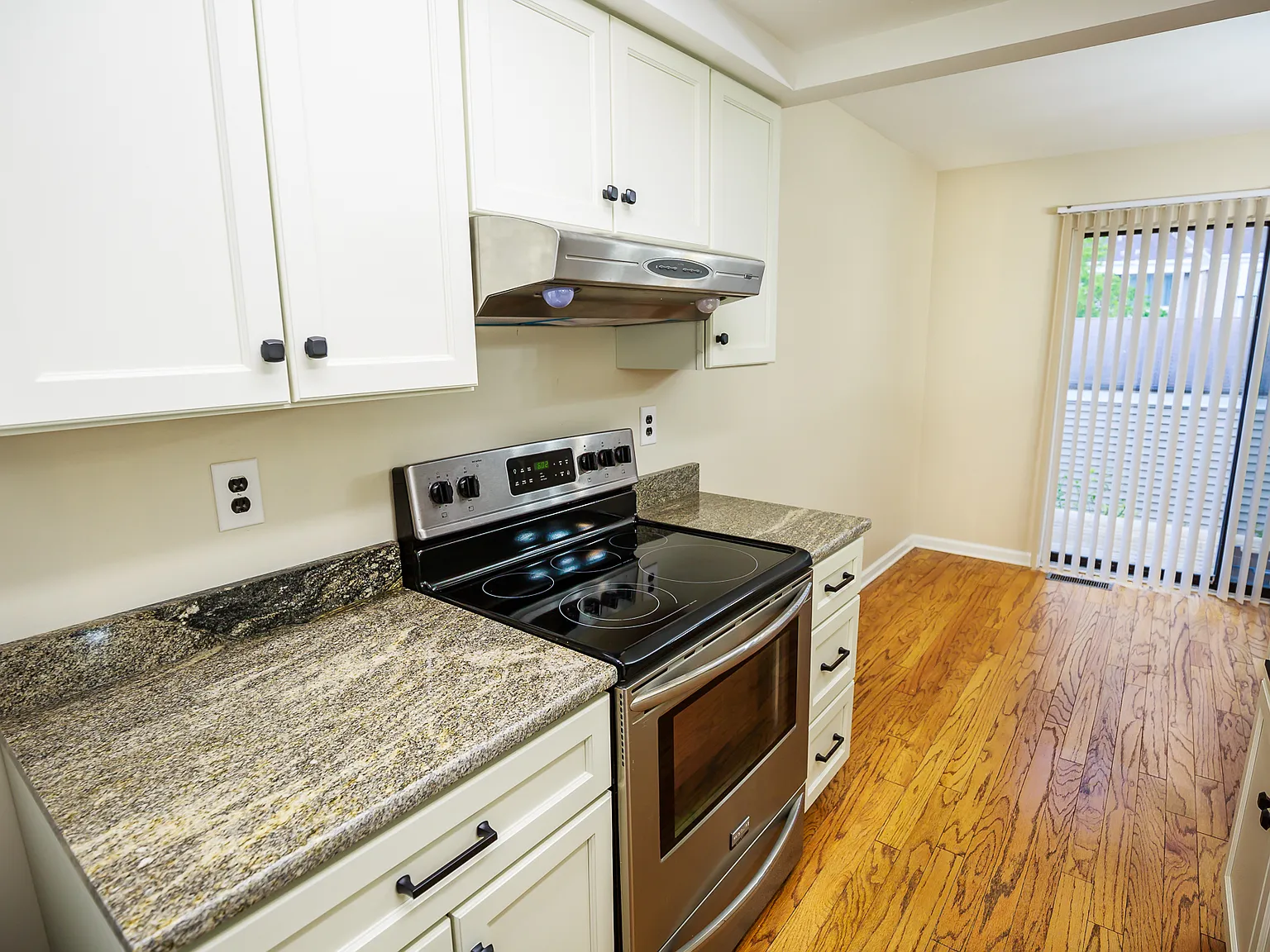 3 bed, 2.5 bath, 1412 sqft, $2,300 — Photo 4