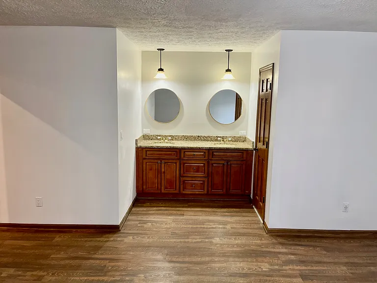354 Woodcrest Dr — Photo 2