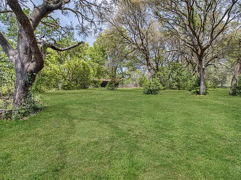 8225 E Highway 25 — Photo 15