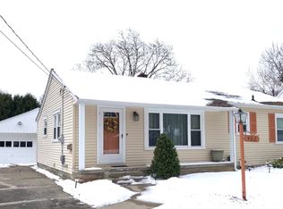 402 Sharpe St, Essexville, MI