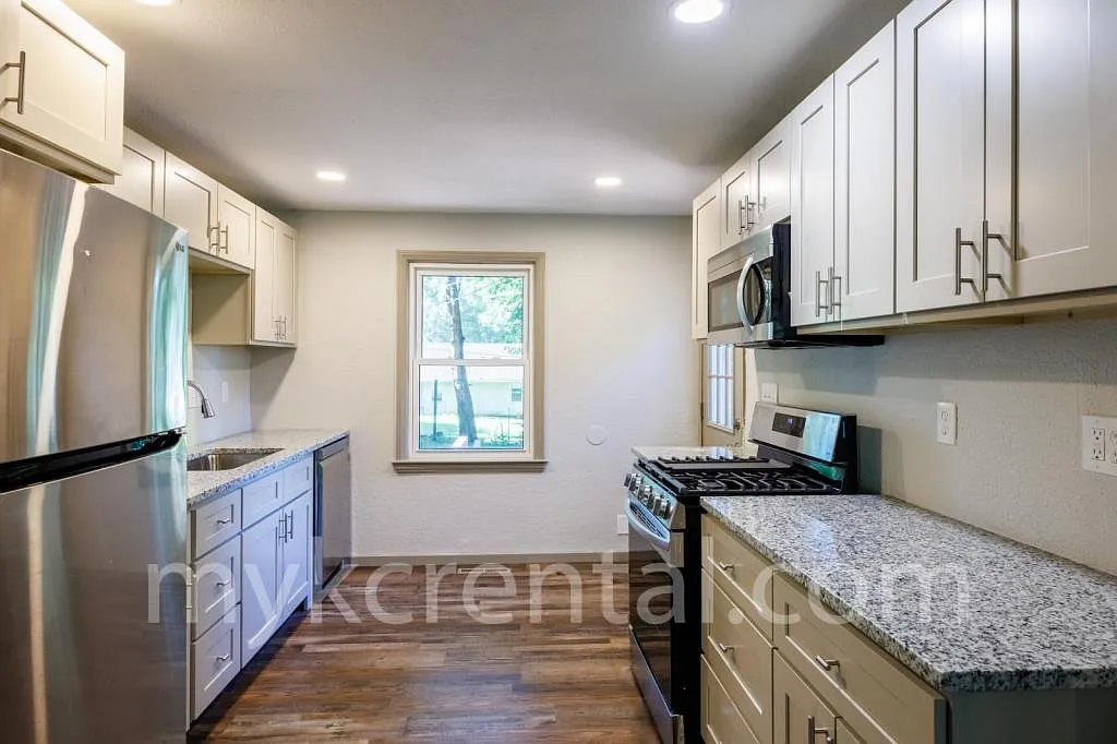 7915 W 59th Terrace — Photo 2